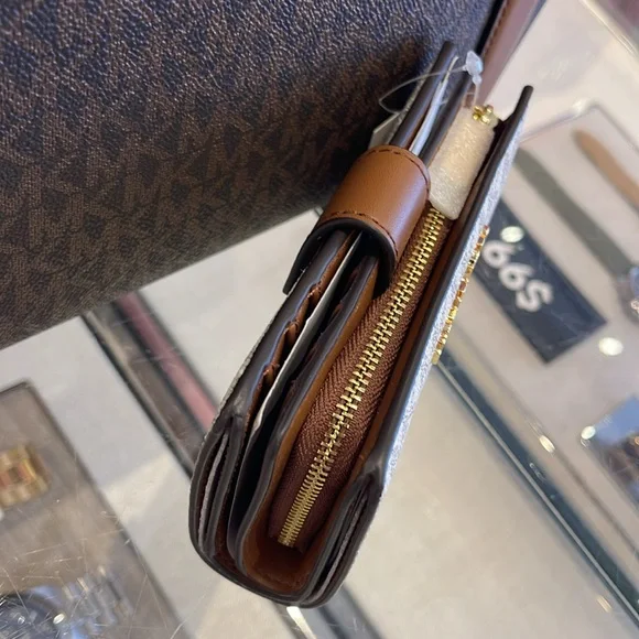 MICHAEL KORS
Medium Signature Logo Wallet
Vanilla
NWT - Picture 5 of 16